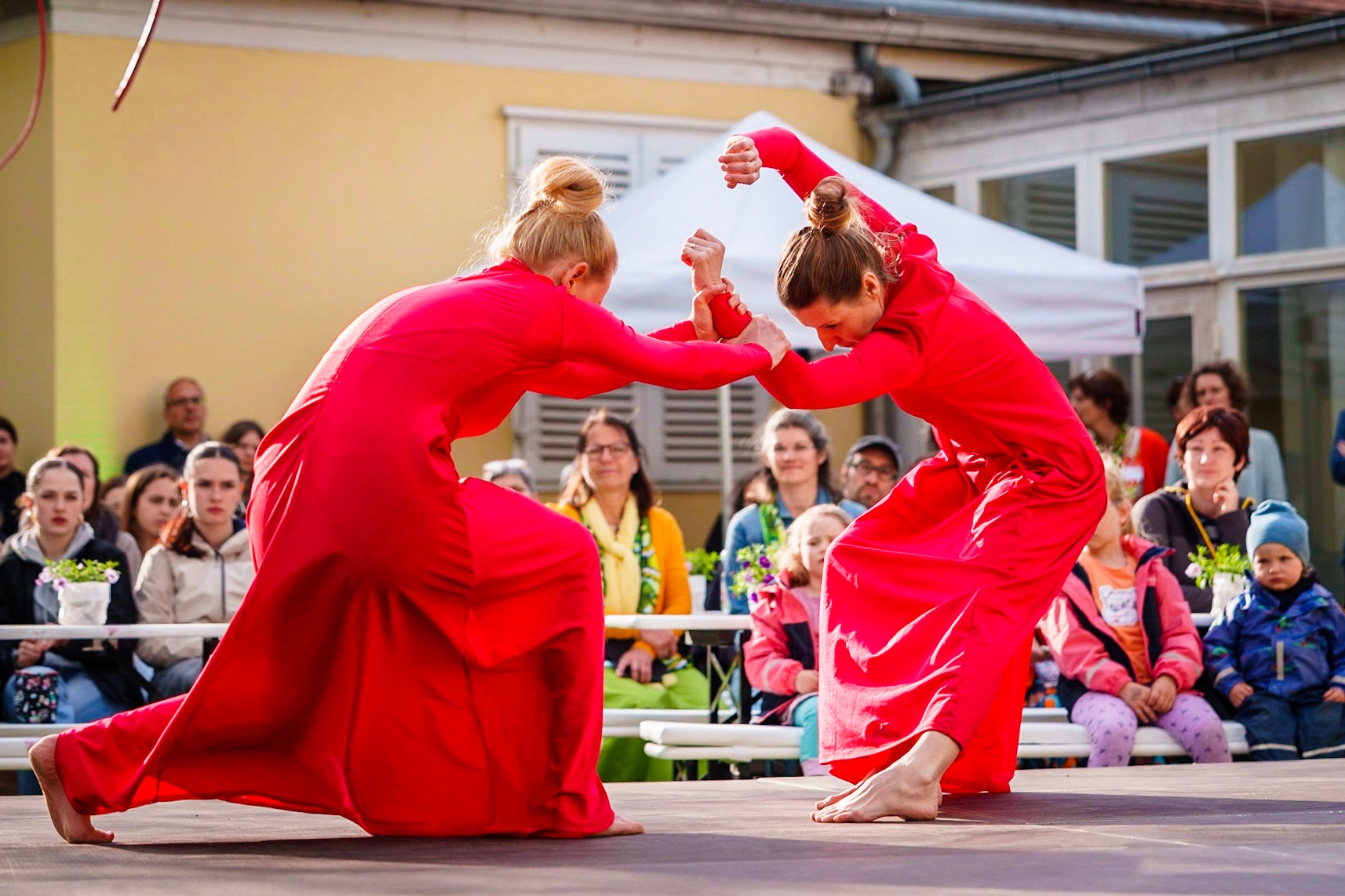 Jana und Anne bei ihrem Auftritt zum Jubiläum der Kulturstiftung. Foto: André Wirsig